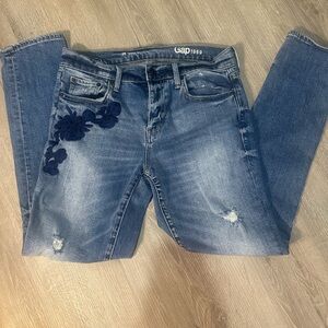 GAP Blue Skinny Jeans with Distressing and Embroidery Size 26 ❤️‍🔥